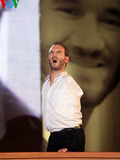 Nick Vujicic inspire les jeunes Vietnamiens - ảnh 3